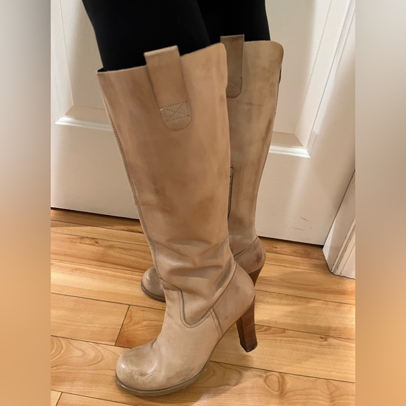 Size 7 Tan leather knee high boot with round toe and chunky(ish) heel - Picture 3 of 7